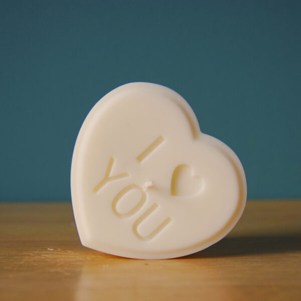 Bougie coeur avec I love you gravé dans la cire