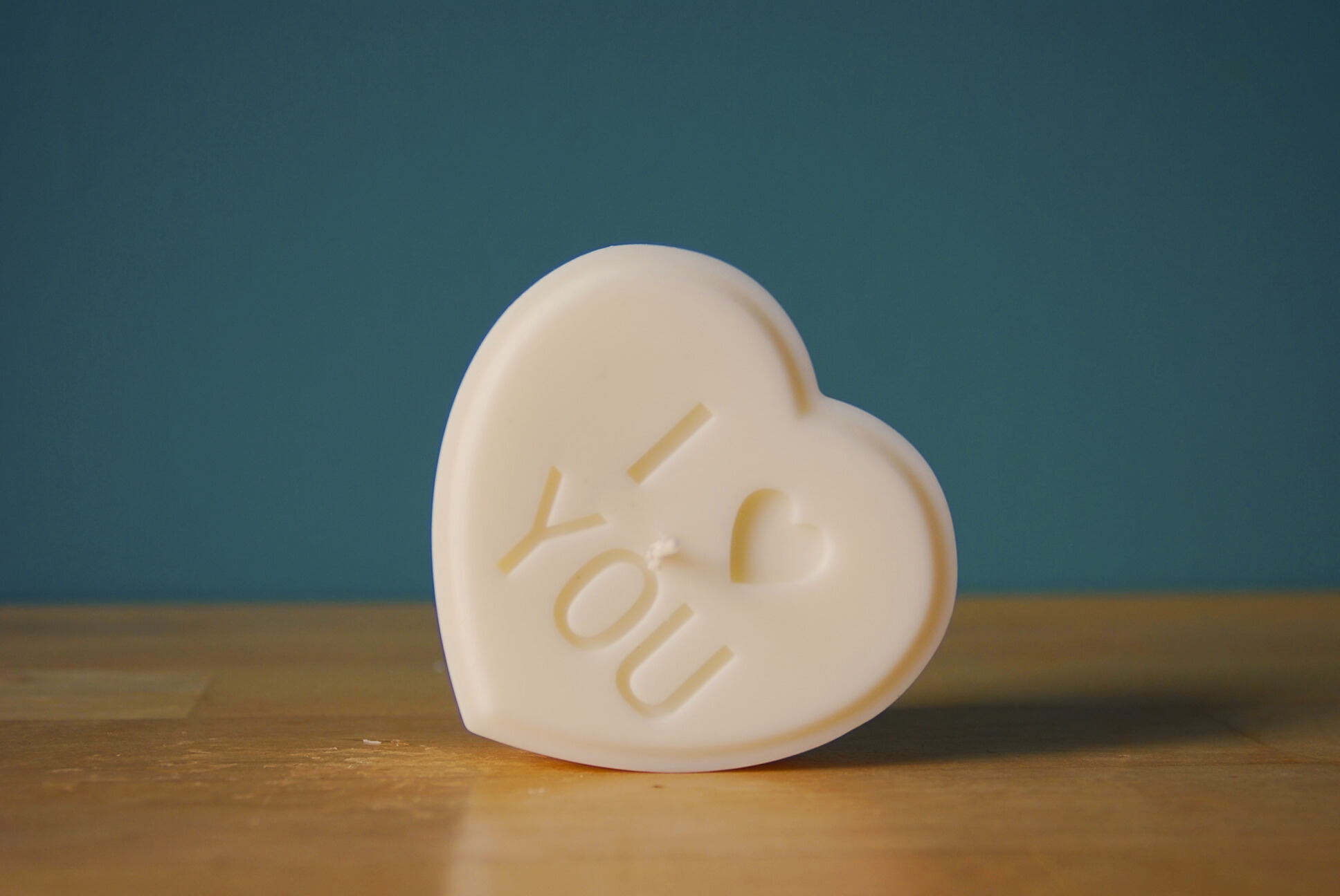 Bougie coeur avec I love you gravé dans la cire