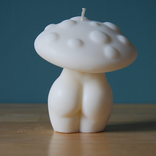 Bougie femme champignon, originale en forme de corps féminin avec un chapeau de champignon