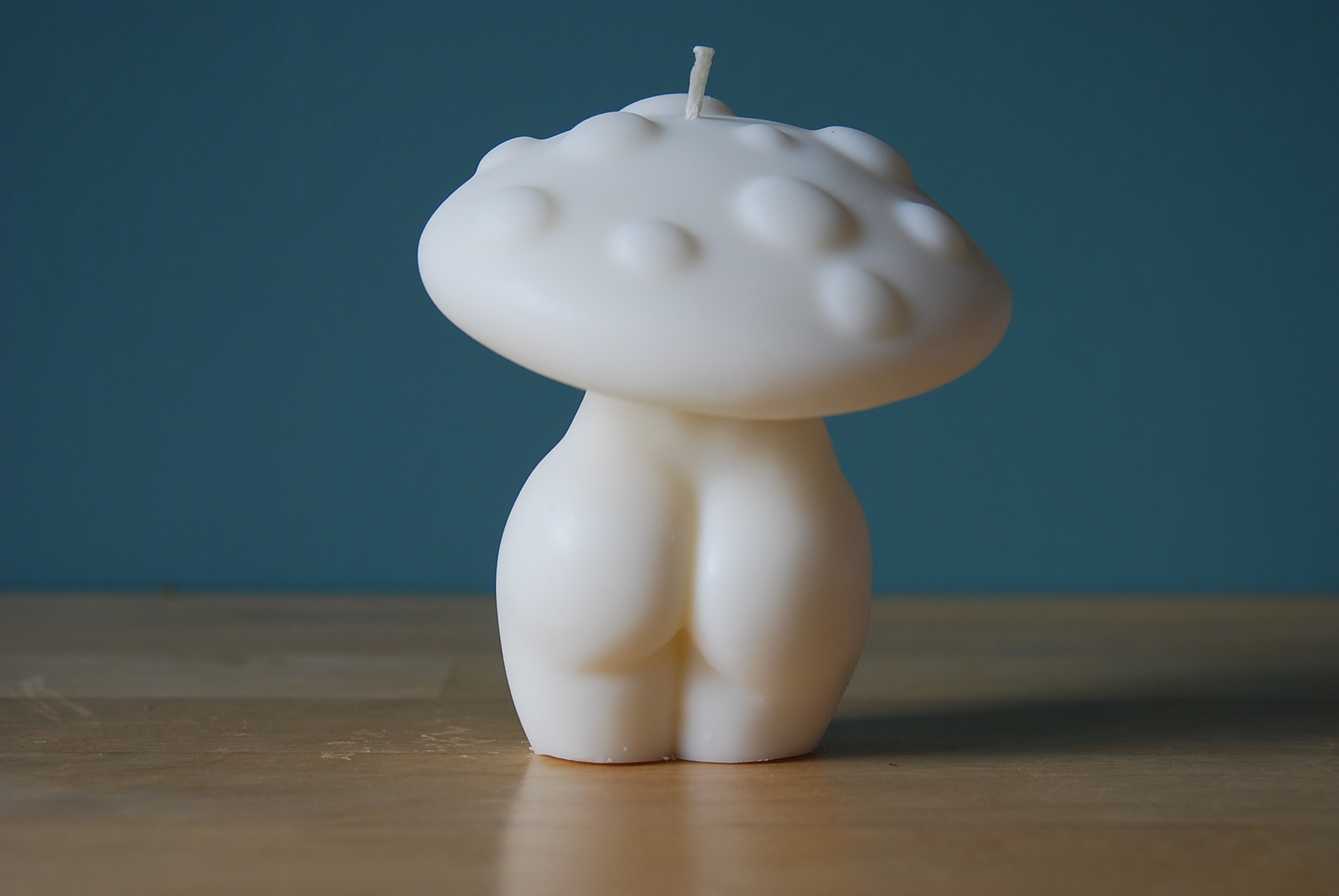Bougie femme champignon, originale en forme de corps féminin avec un chapeau de champignon