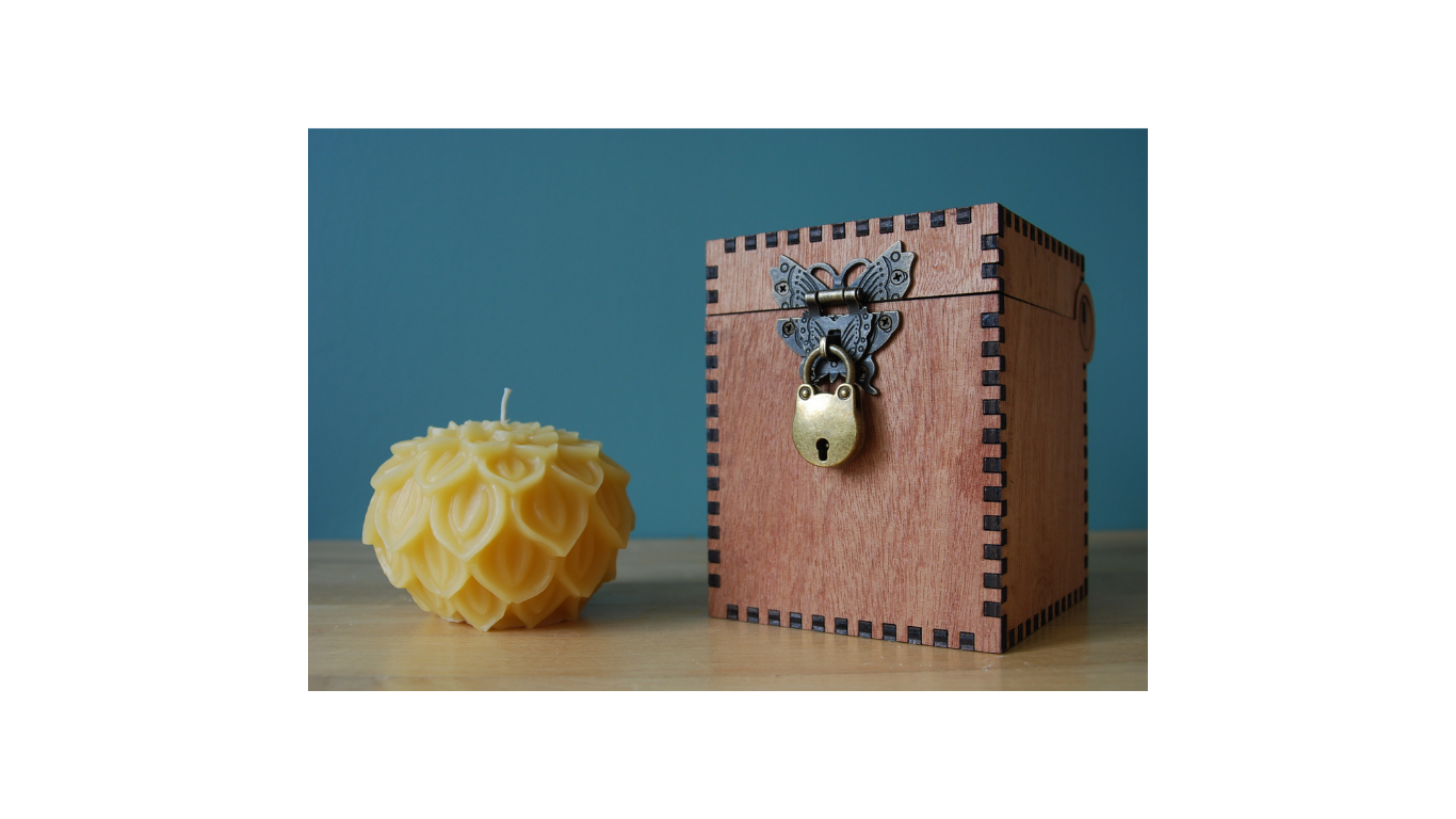 Coffret cadeau, coffret en bois et sa bougie en forme de lotus