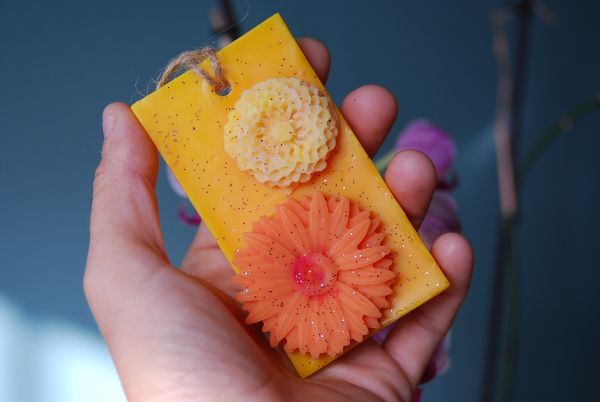 Suspension parfumée couleur orange pastel rectangle avec deux fleurs de cires