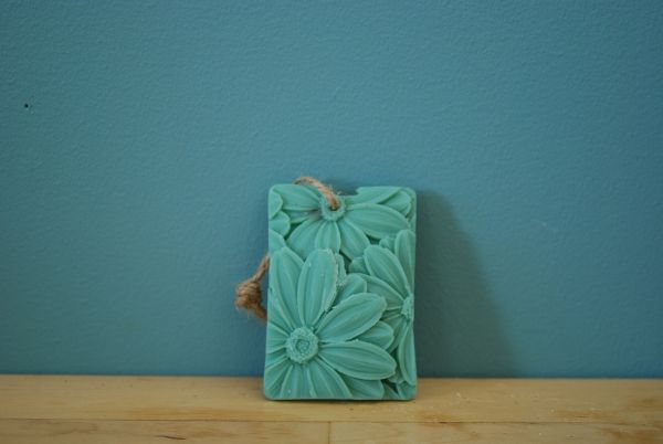 suspension parfumée bleu vert avec des fleurs en relief