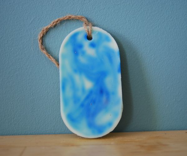 Suspension parfumée avec coin arrondis de couleur bleu marbré