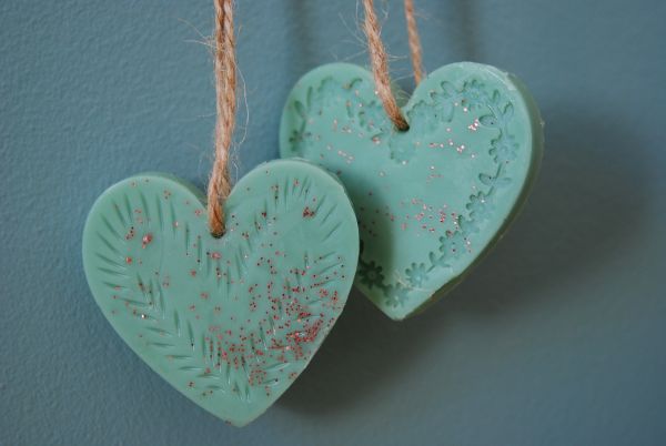 2 suspensions parfumée en forme de coeur vert parsemées de paillettes rouge