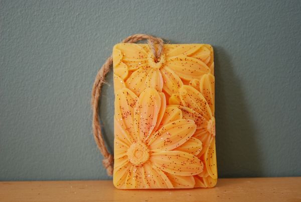 Suspension Parfumée de couleur jaune orangé de forme rectangle des fleurs en reliefs sont mis en évidences