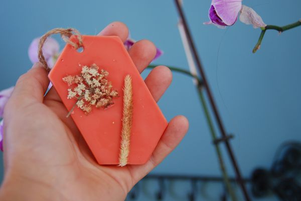 Suspension parfumée de couleur orange rouge avec fleur séché