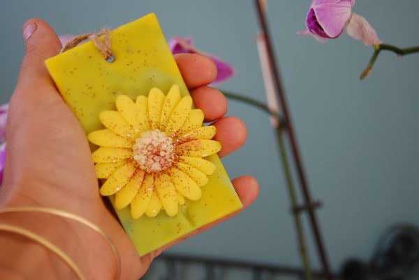 suspension parfumée rectangle couleur jaune et vert pastel