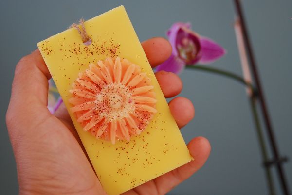 suspension parfumée rectangle de couleur jaune avec fleur orange au milieu