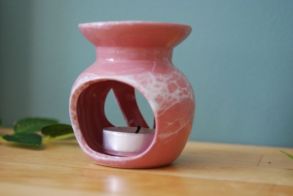 brûle parfum rose et marbré blanc