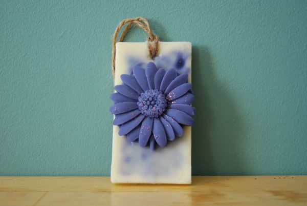 Suspension parfumée rectangle avec une grosse fleur violette en cire agrémenté de paillette rouge