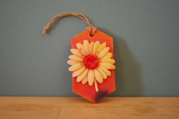 suspension parfumée ovale orange vif et fleur jaune