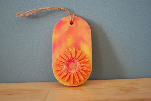 suspension parfumée orange jaune pastel avec fleur orange